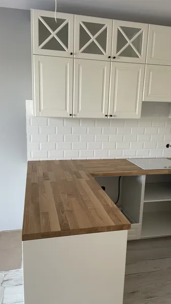 Białe szafki z drewnianym blatem